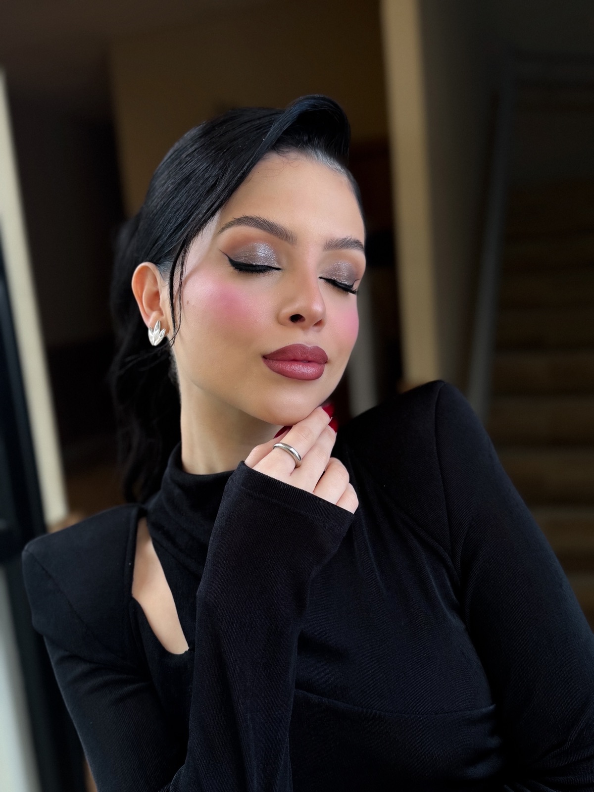 Maquiagem glam com sombra esfumada e blush marcante