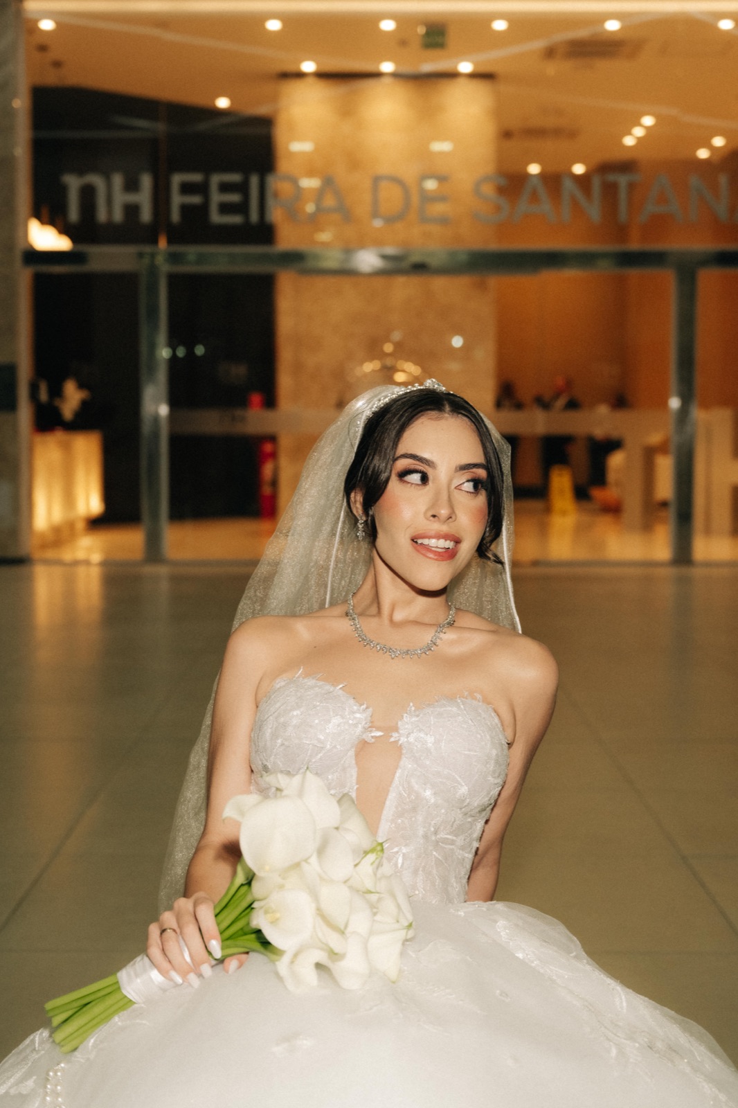 Maquiagem de noiva com véu e buquê de flores brancas
